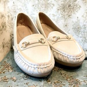 Via Pinky Collection in white, size 7